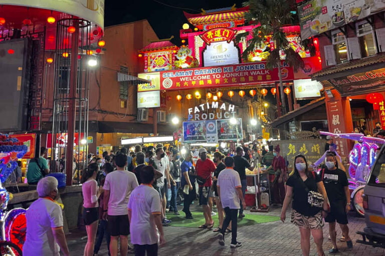 best attractions in melaka to explore night market at jonker street