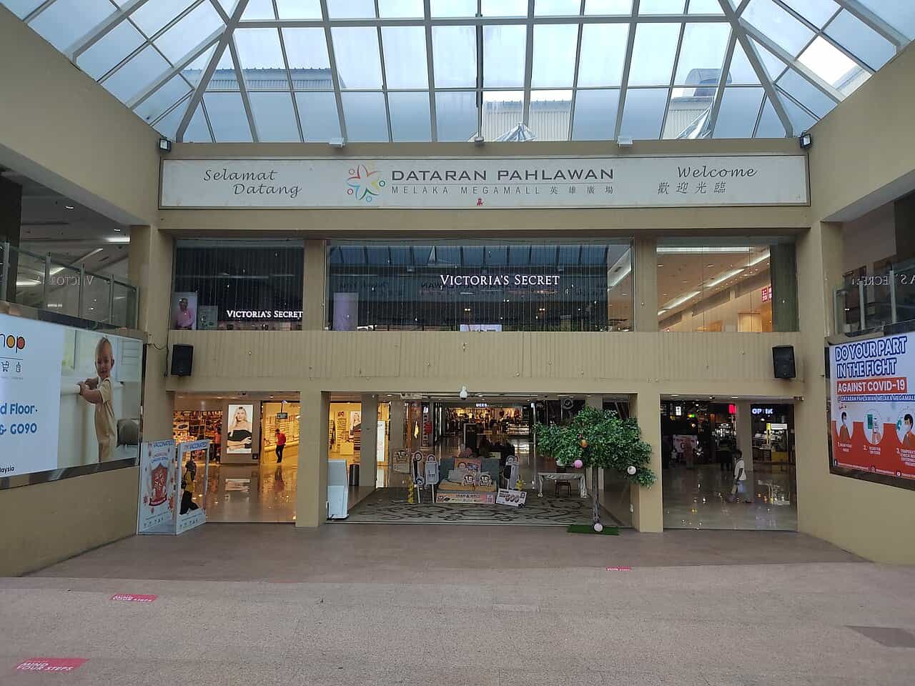 Things to Do in Melaka During Christmas Mall Decor Dataran Pahlawan