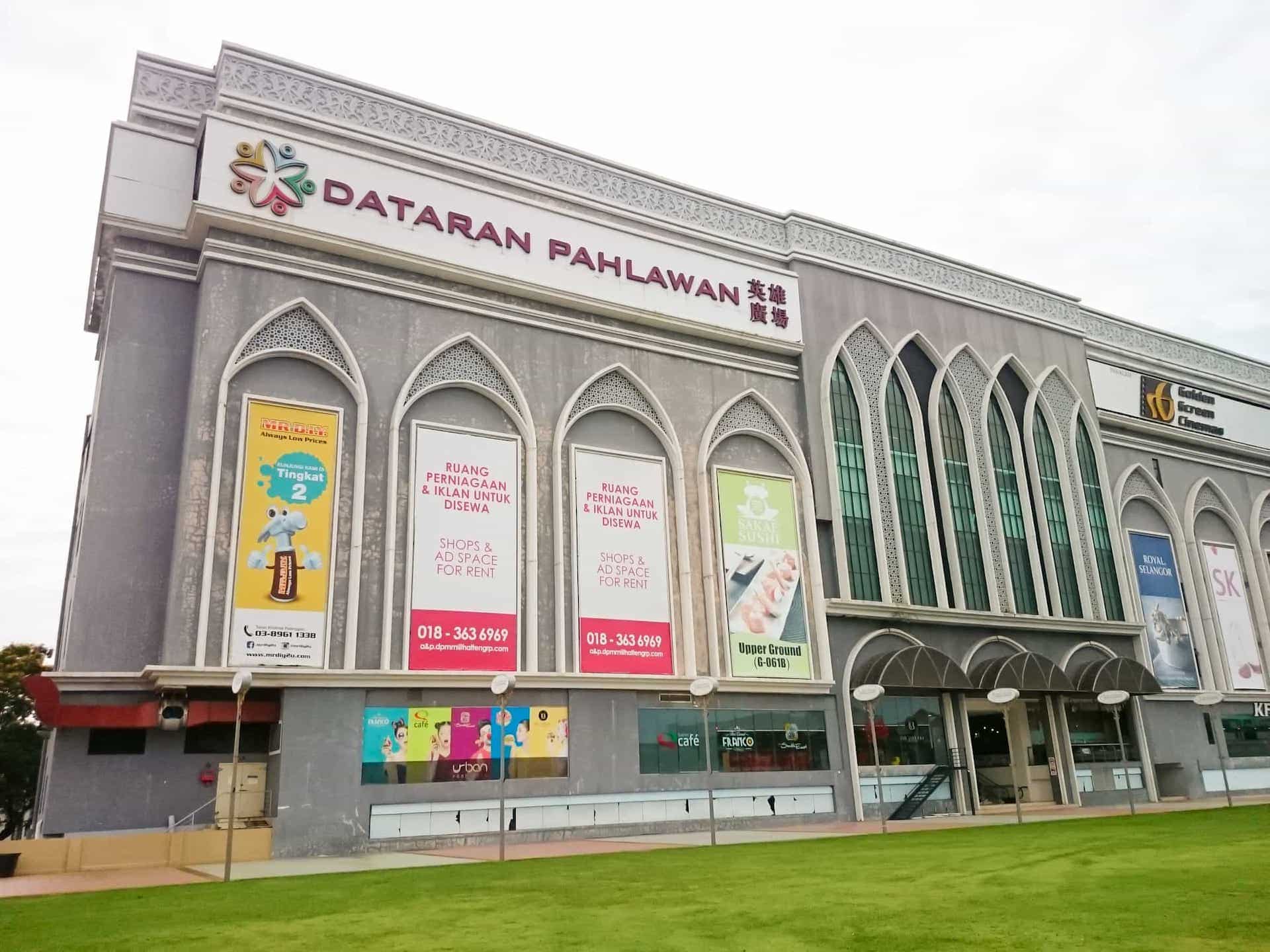 Best Night Activities in Melaka City Shopping at Dataran Pahlawan